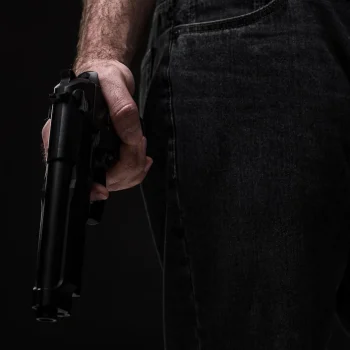 assassino-com-arma-em-fundo-preto-no-estudio_639032-217-qcsnbf8vgioq3vc52q9hjj4sb40a7jcloxo1bzn6ss
