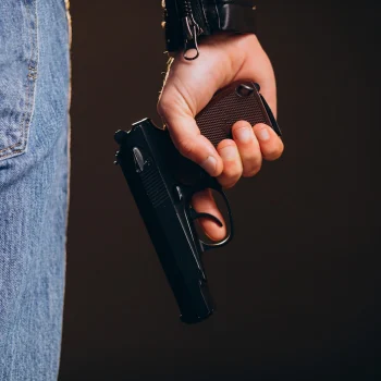 ator-de-homem-bonito-posando-em-estudio-com-arma_1303-26970-qcsnbf8vgioq3vc52q9hjj4sb40a7jcloxo1bzn6ss